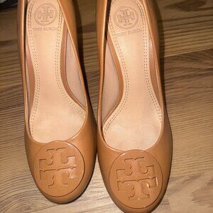 Tory burch beige block heels